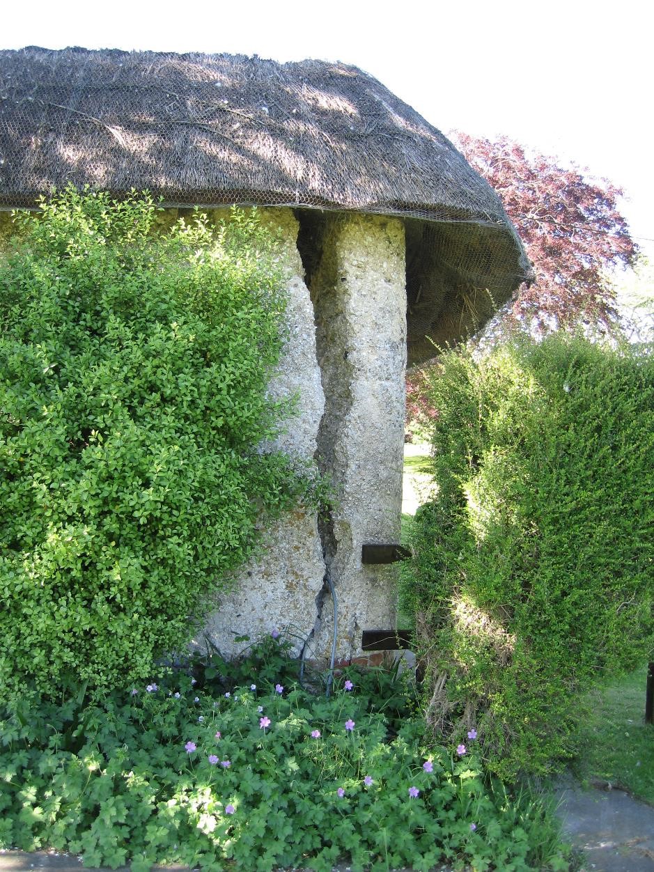 Corner crack, garden cob wall